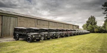 Comprou 240 Land Rover Defender e fez o negócio de uma vida