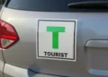 Neste país os turistas têm os carros identificados por um “T”