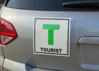 Neste país os turistas têm os carros identificados por um “T”