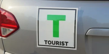 Neste país os turistas têm os carros identificados por um “T”