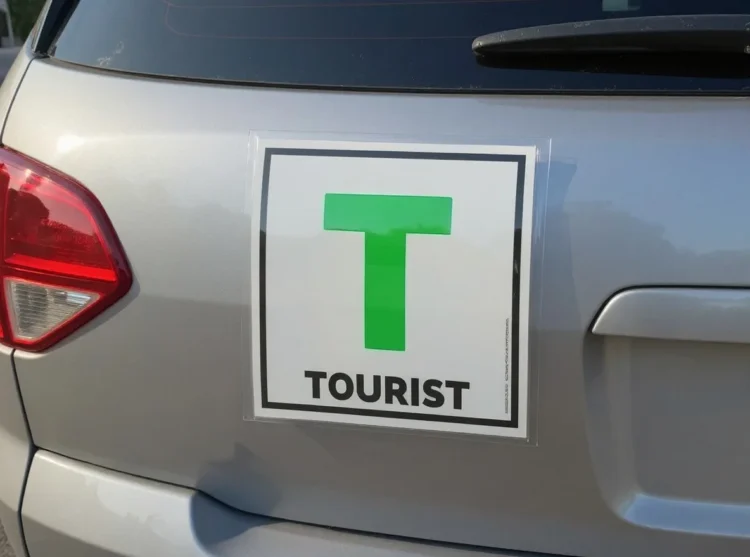 Neste país os turistas têm os carros identificados por um “T”
