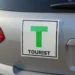 Neste país os turistas têm os carros identificados por um “T”