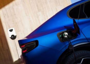 Baixas vendas de elétricos obrigam Ford a despedir mil