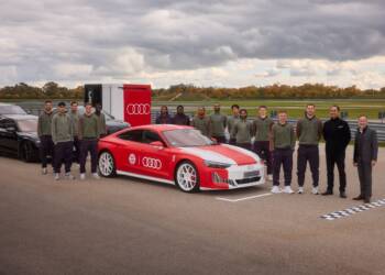 Craques do Bayern de Munique recebem carros novos