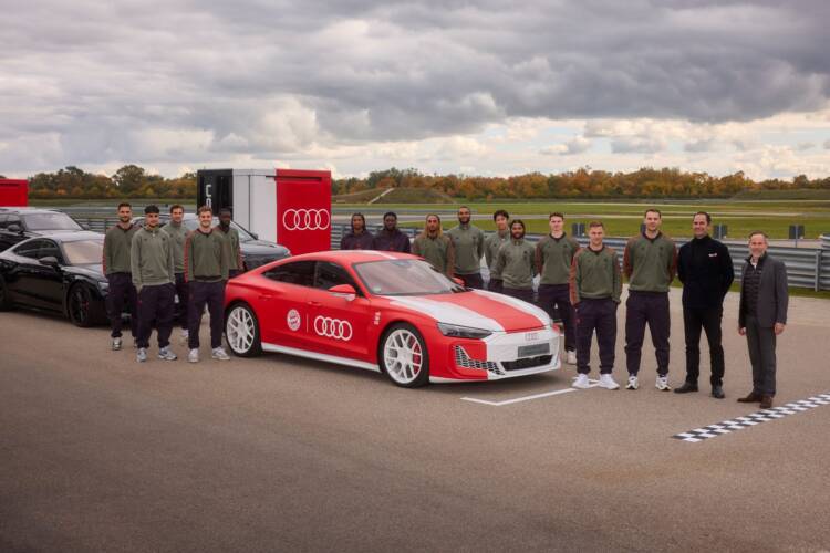 Craques do Bayern de Munique recebem carros novos