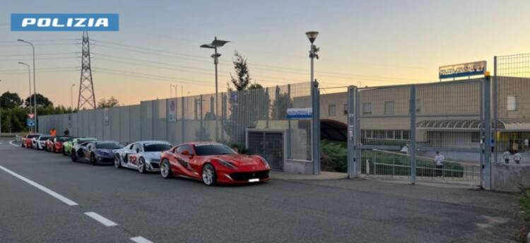 Corrida clandestina a 230 km/h termina na polícia