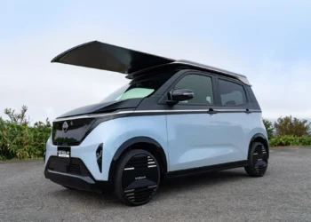 Nissan estreia teto solar extensível para ganhar autonomia
