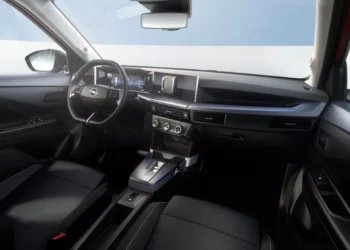 Ausência de ecrã central em SUV da Stellantis gera “polémica”