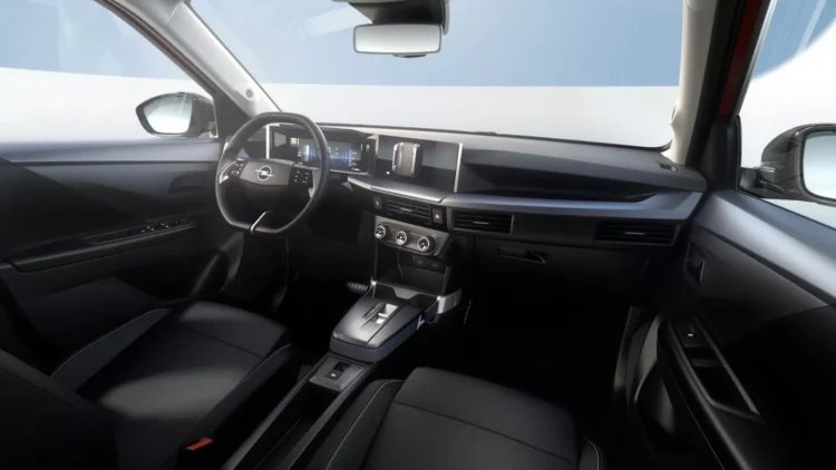 Ausência de ecrã central em SUV da Stellantis gera “polémica”