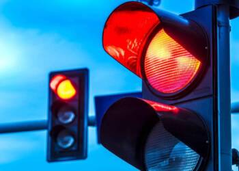 Qual é a multa por não parar num semáforo vermelho?