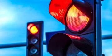 Qual é a multa por não parar num semáforo vermelho?