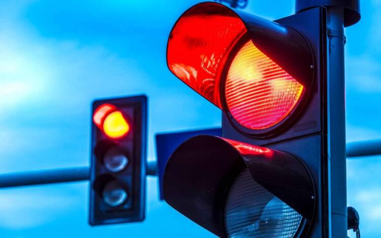 Qual é a multa por não parar num semáforo vermelho?
