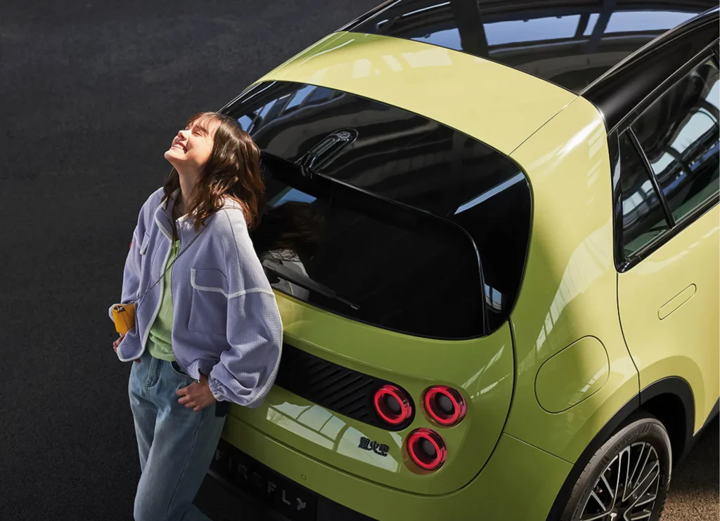 elétrico com faróis de iPhone