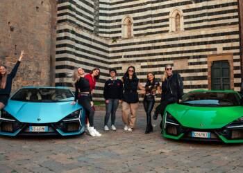 Elas conduzem um Lamborghini