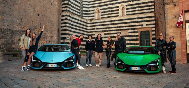 Elas conduzem um Lamborghini