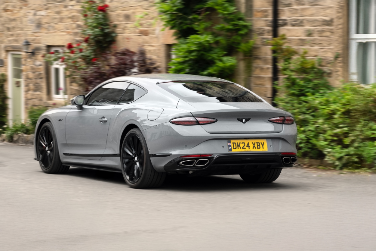 Bentley Continental GT e Flying Spur ganham estilo ainda mais agressivo