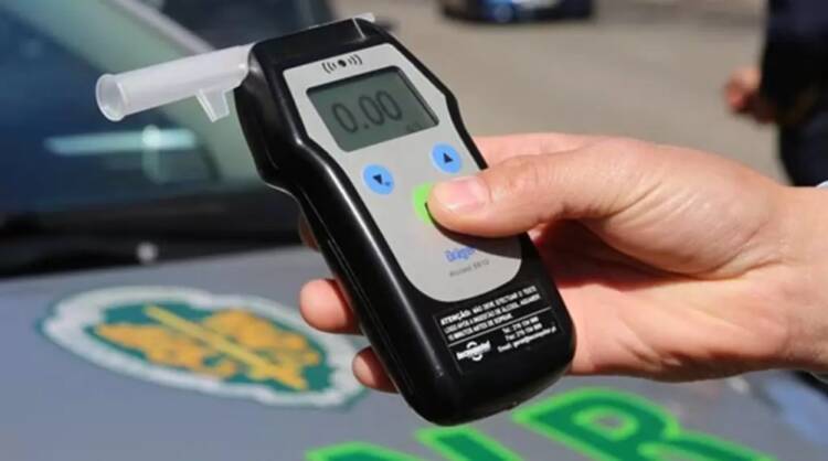 Qual é a multa por condução sob o efeito de álcool?