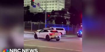 Táxi autónomo leva passageiros para o meio de um tiroteio