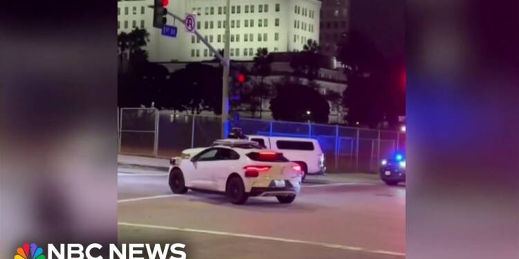 Táxi autónomo leva passageiros para o meio de um tiroteio