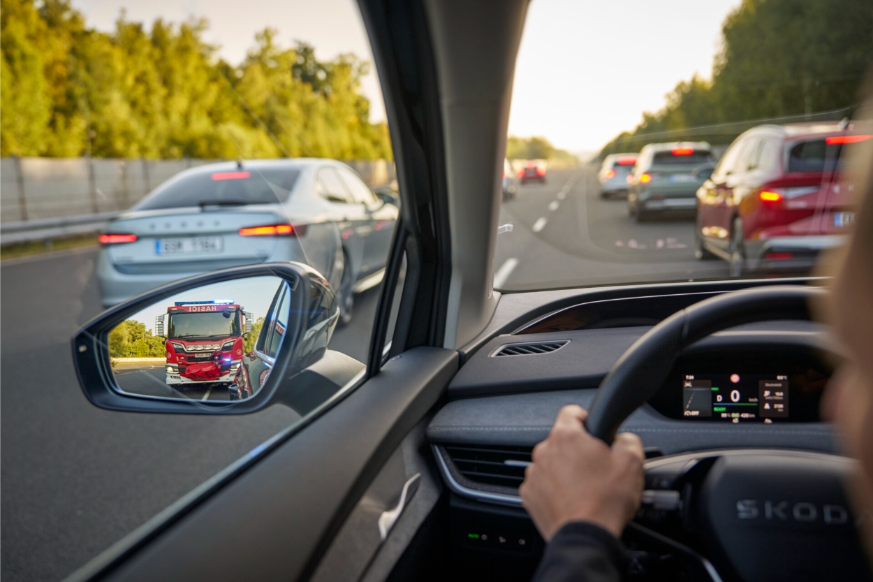 Skoda infoentreteimento atualizado - aproximação de veículos de emergência