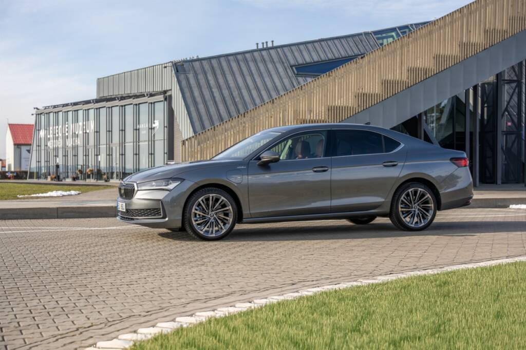 Skoda Superb phev 272 cv