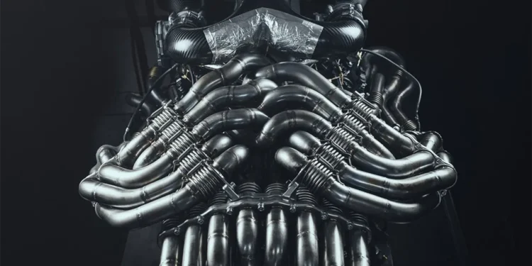 Demorou mas está aí: o espetacular V12 da De Tomaso