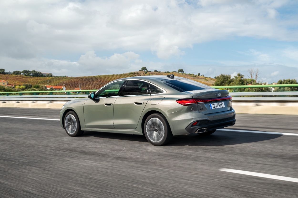 ensaio AUDI A5 Limousine E-Hybrid Quattro Business