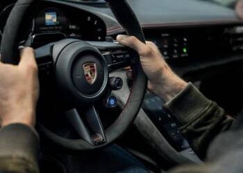Porsche reforça Taycan com caixa virtual e infotainment renovado