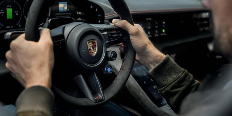 Porsche reforça Taycan com caixa virtual e infotainment renovado