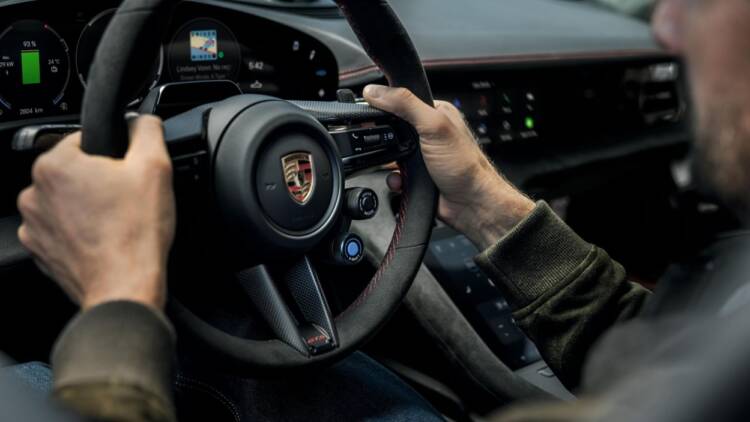 Porsche reforça Taycan com caixa virtual e infotainment renovado