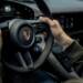 Porsche reforça Taycan com caixa virtual e infotainment renovado