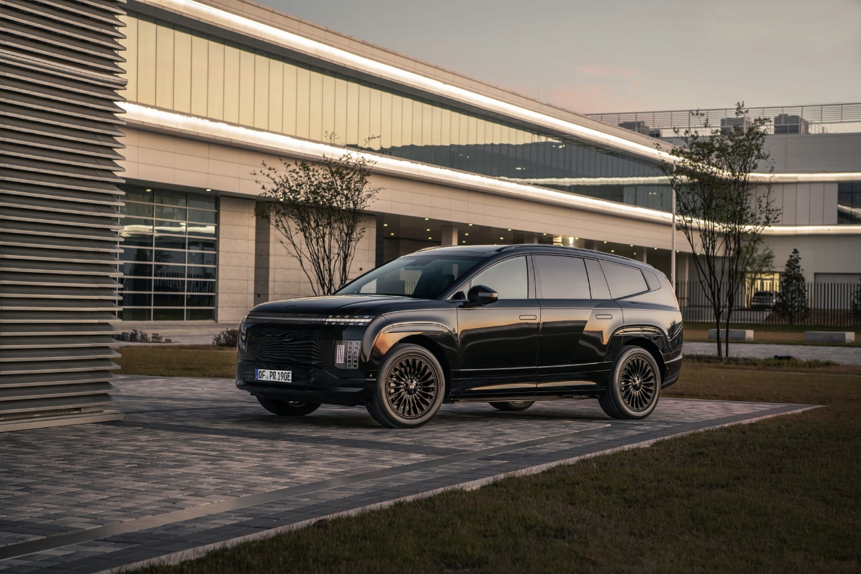 SUV IONIQ 9 Calligraphy Black Ink