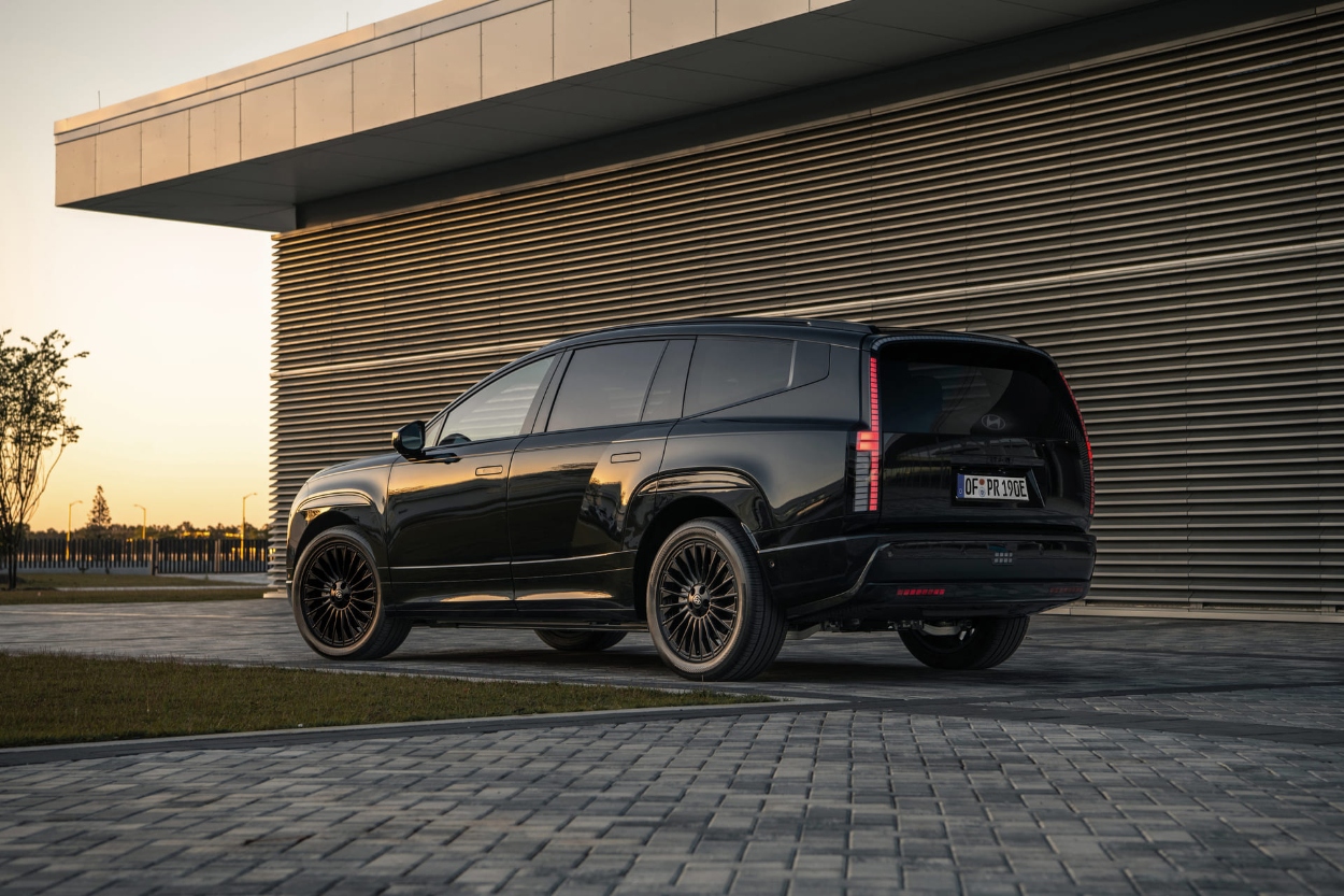 SUV IONIQ 9 Calligraphy Black Ink