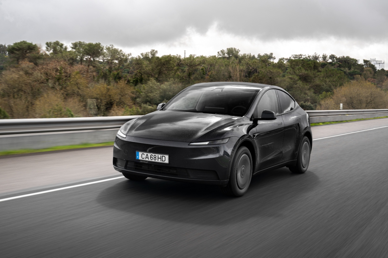 CONCLUSÃO Muito convincente a atualização do Model Y que, apesar do preço de combate, não chega para ser claramente melhor SUV do que o G6, sobretudo em matéria de qualidade e tecnologia de carregamento. É possível que, neste particular, a rede de supercarregadores da Tesla faça pender para o seu lado o prato da balança, mas será apenas até haver pontos suficientes em Portugal que acompanhem a velocidade de carga supersónica da Xpeng.