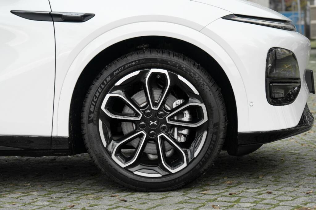 Frente a frente Tesla Model e XPeng G6