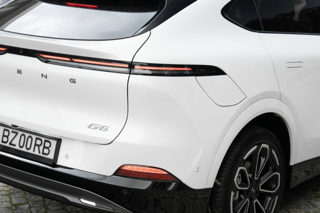 Frente a frente Tesla Model e XPeng G6