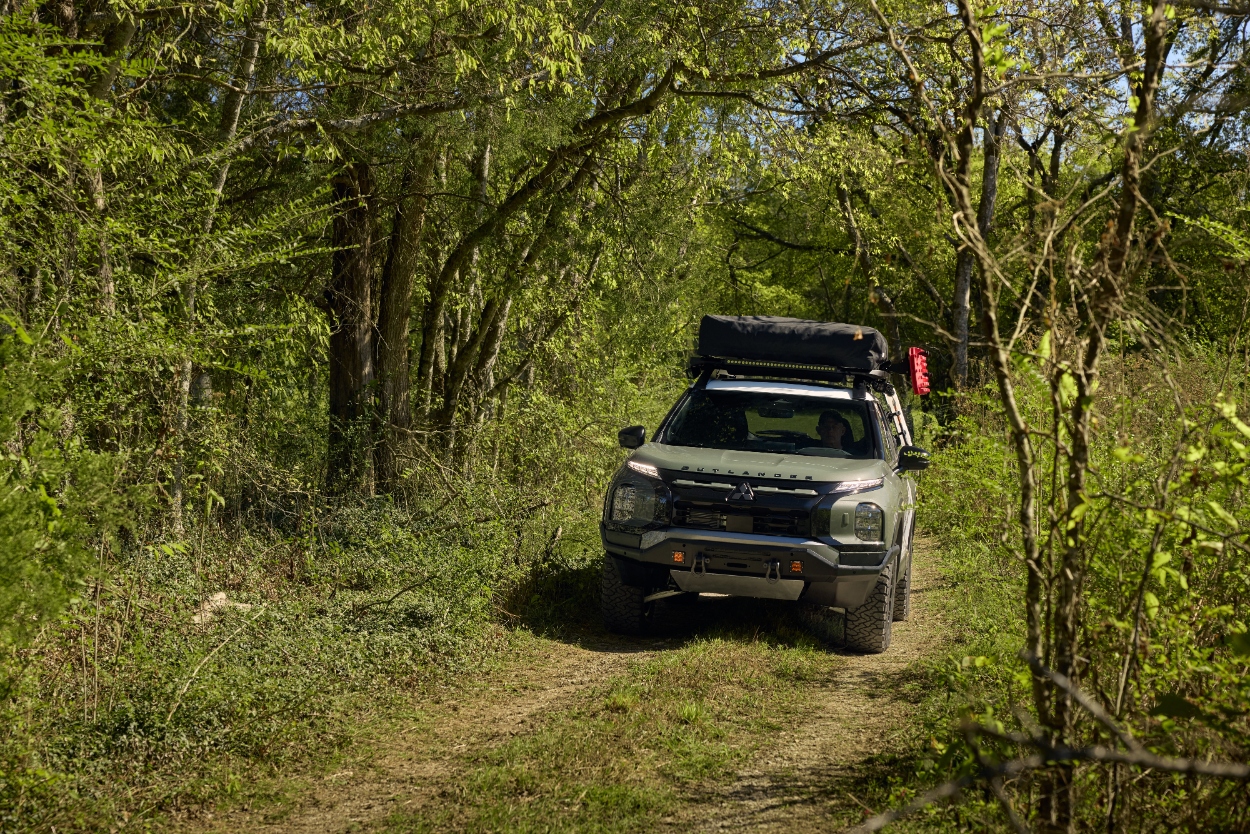 Mitsubishi vai apresentar o Outlander Diamond Trail Edition na edição 2026 do SEMA