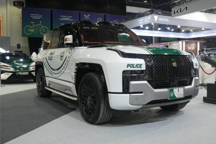 Polícia do Dubai tem SUV que flutua