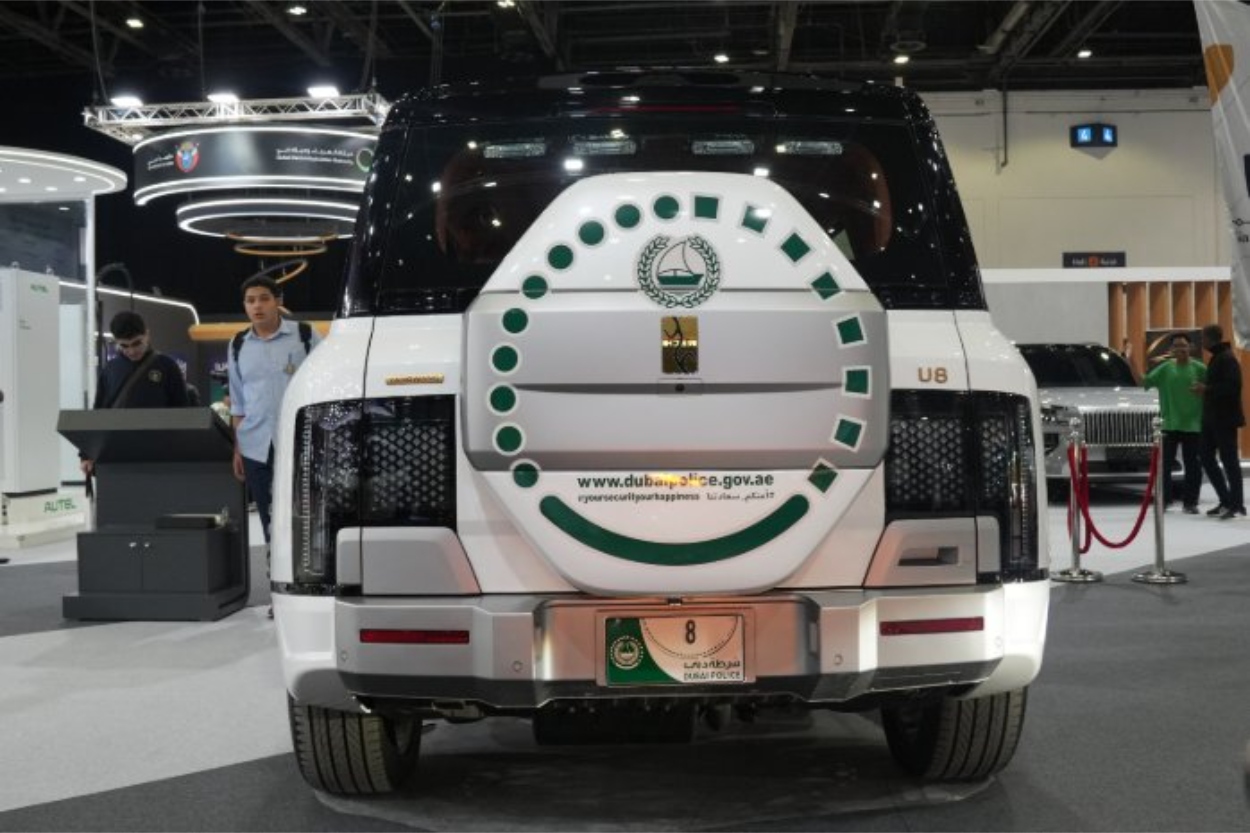 Polícia do Dubai tem SUV que flutua